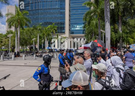 MIAMI, Floride – 13 juin 2023: Des gens sont vus près de la Wilkie D. Ferguson, Jr. États-Unis Palais de justice avant l'incendie de l'ancien président Donald Trump. Banque D'Images