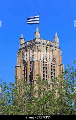 Le drapeau de Dunkerque survolant fièrement le beffroi du 15th siècle (clocher) de style gothique (site classé au patrimoine mondial de l'UNESCO) à Dunkerque (Nord), France Banque D'Images