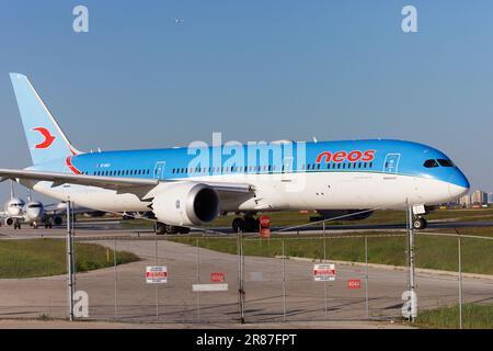 Boeing 787-900, EI-NEU, de Neo Airlines, au roulage jusqu'à la piste 06L de l'aéroport Pearson, Toronto Banque D'Images