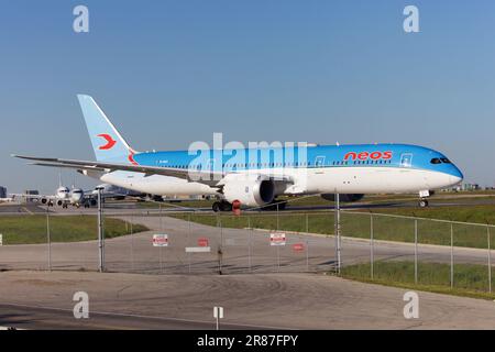 Boeing 787-900, EI-NEU, de Neo Airlines, au roulage jusqu'à la piste 06L de l'aéroport Pearson, Toronto Banque D'Images