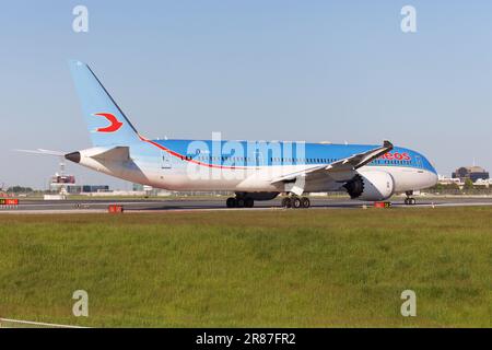 Boeing 787-900, EI-NEU, de Neo Airlines, au roulage jusqu'à la piste 06L de l'aéroport Pearson, Toronto Banque D'Images