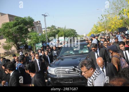 Un véhicule transportant l'ancien Premier ministre pakistanais Imran Khan arrive devant un tribunal dans le cadre de différentes affaires enregistrées contre lui. Khan n'a cessé d'assister à des aides proches et à des membres de son parti Pakistan Tehreek-e-Insaf (PTI) qui quittent ses côtés, dans un contexte de crise politique croissante qui frappe la nation depuis plus d'un an. La vague de démissions au PTI a commencé les semaines précédentes après que l'opposition ait organisé de violentes manifestations contre l'arrestation de Khan et que les autorités ont réagi en arrêtant un grand nombre de dissidents. (Photo de Raja Imran Bahadar/Pacific Press) Banque D'Images