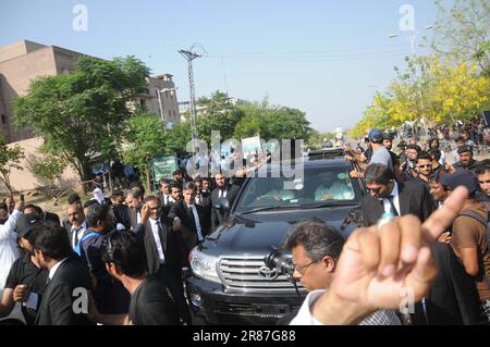 Un véhicule transportant l'ancien Premier ministre pakistanais Imran Khan arrive devant un tribunal dans le cadre de différentes affaires enregistrées contre lui. Khan n'a cessé d'assister à des aides proches et à des membres de son parti Pakistan Tehreek-e-Insaf (PTI) qui quittent ses côtés, dans un contexte de crise politique croissante qui frappe la nation depuis plus d'un an. La vague de démissions au PTI a commencé les semaines précédentes après que l'opposition ait organisé de violentes manifestations contre l'arrestation de Khan et que les autorités ont réagi en arrêtant un grand nombre de dissidents. (Photo de Raja Imran Bahadar/Pacific Press) Banque D'Images