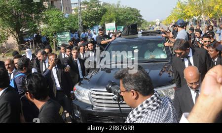 19 juin 2023, Islamabad, Pakistan : un véhicule transportant l'ancien Premier ministre pakistanais Imran Khan arrive devant un tribunal dans le cadre de différentes affaires enregistrées contre lui. Khan n'a cessé d'assister à des aides proches et à des membres de son parti Pakistan Tehreek-e-Insaf (PTI) qui quittent ses côtés, dans un contexte de crise politique croissante qui frappe la nation depuis plus d'un an. La vague de démissions au PTI a commencé les semaines précédentes après que l'opposition ait organisé de violentes manifestations contre l'arrestation de Khan et que les autorités ont réagi en arrêtant un grand nombre de dissidents. (Image de crédit : © Raja Imran/Pacific Banque D'Images