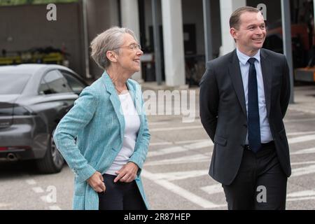 9 juin 2023, salon-de-Provence, France: (De L à R): Elisabeth borne et Olivier Dussopt vus lors de la visite de la Société Inva. Le Premier ministre Elisabeth borne et le ministre de l'emploi Olivier Dussopt visitent les bureaux d'Inva, une société d'intégration sociale qui aide aux chômeurs de longue durée et de RSA (solidarité des revenus du travail) Les bénéficiaires retournent au travail dans le cadre du nouveau contrat d'emploi pour les jeunes mis en place par le président français Emmanuel Macron dans le cadre du nouveau site nommé ''France Travail''. ''le emploi'' (une agence gouvernementale française qui enregistre les chômeurs, les aide à trouver un emploi Banque D'Images