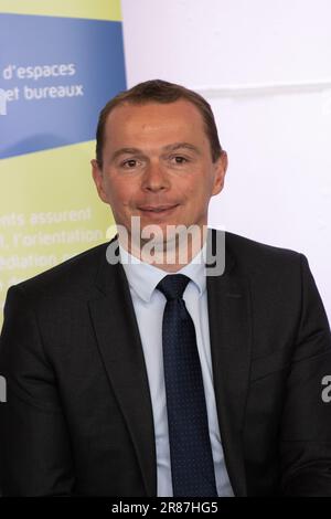 9 juin 2023, salon-de-Provence, France : le ministre des Affaires sociales Olivier Dussopt est présent lors de la visite du Premier ministre Elisabeth borne. Le Premier ministre Elisabeth borne et le ministre de l'emploi Olivier Dussopt visitent les bureaux d'Inva, une société d'intégration sociale qui aide aux chômeurs de longue durée et de RSA (solidarité des revenus du travail) Les bénéficiaires retournent au travail dans le cadre du nouveau contrat d'emploi pour les jeunes mis en place par le président français Emmanuel Macron dans le cadre du nouveau site nommé ''France Travail''. ''le emploi'' (une agence gouvernementale française qui enregistre les chômeurs) aide le Banque D'Images