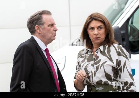 9 juin 2023, salon-de-Provence, France : (de L à R) Président du Conseil régional de Provence-Alpes-Côte d'Azur, Renaud Muselier et Président de la Métropole d'Aix-Marseille-Provence, Martine vassal sont vus lors de la visite du Premier ministre Elisabeth borne. Le Premier ministre Elisabeth borne et le ministre de l'emploi Olivier Dussopt visitent les bureaux d'Inva, une société d'intégration sociale qui aide aux chômeurs de longue durée et de RSA (solidarité des revenus du travail) Les bénéficiaires retournent au travail dans le cadre du nouveau contrat d'emploi pour les jeunes mis en place par le président français Emmanuel Macron sous le nouveau visage Banque D'Images