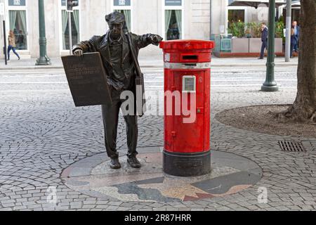 Porto, Portugal - 03 juin 2018: Courrier traditionnel portugais rouge sur Praça da Liberdade, avec une statue en bronze d'un vendeur de journal appelé 'O A Banque D'Images