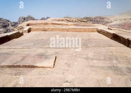 Détail architectural de l'autel à la haute place du sacrifice dans l'ancienne ville de Pétra située à Wadi Mousa, la Vallée de Moïse, Jordanie Banque D'Images