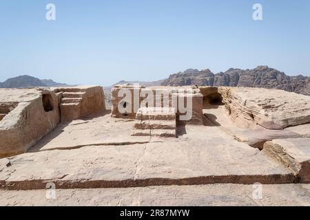 Détail architectural de l'autel à la haute place du sacrifice dans l'ancienne ville de Pétra située à Wadi Mousa, la Vallée de Moïse, Jordanie Banque D'Images