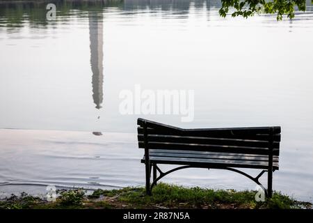 Washington, États-Unis. 19th juin 2023. Le Washington Monument se reflète dans le bassin de Tidal comme un banc se trouve dans l'eau à marée haute. En 2005, les inondations côtières ont été un événement rare dans le bassin, mais le changement climatique provoque aujourd'hui des inondations quotidiennes, ce qui représente une menace importante pour les cerisiers emblématiques et pour d'autres vies. (Photo d'Allison Bailey/NurPhoto) crédit : NurPhoto SRL/Alay Live News Banque D'Images