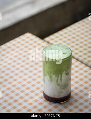 Thé vert matcha glacé avec haricots rouges sur la table. Vue grand angle, espace de copie. Banque D'Images