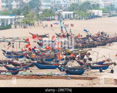 Des bateaux de pêche vietnamiens traditionnels ont été pêchés par une journée hache à Sam son Beach, dans la province de Thanh Hoa au Vietnam. Banque D'Images