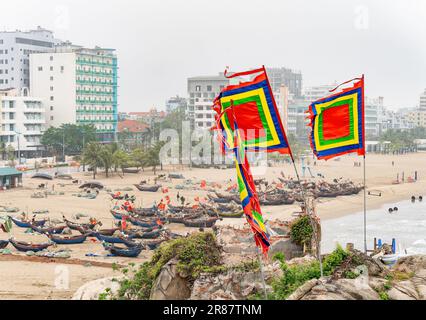 Des bateaux de pêche vietnamiens traditionnels ont été pêchés par une journée hache à Sam son Beach, dans la province de Thanh Hoa au Vietnam. La couleur bouddhiste vietnamienne fl Banque D'Images