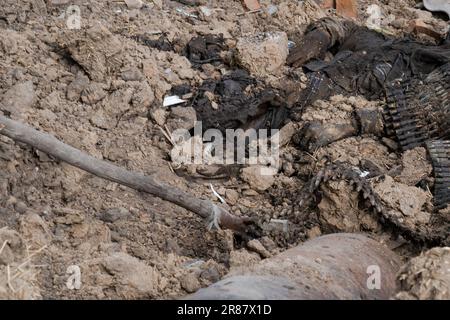 Ukraine. 17th juin 2023. (NOTE DE LA RÉDACTION: L'image dépeint la mort).Un corps de soldat russe est vu dans la ruine du village nouvellement libéré Neskuchne. L'Ukraine a libéré plusieurs villages, dont Neskuchne, Blahodatne et Makarivka, dans le sud-est de la région de Donetsk, alors que la contre-offensive tant attendue a été lancée la semaine dernière. (Credit image: © Ashley Chan/SOPA Images via ZUMA Press Wire) USAGE ÉDITORIAL SEULEMENT! Non destiné À un usage commercial ! Banque D'Images