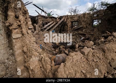 Ukraine. 17th juin 2023. (NOTE DE LA RÉDACTION: L'image dépeint la mort).Un corps de soldat russe est vu dans la ruine du village nouvellement libéré Neskuchne. L'Ukraine a libéré plusieurs villages, dont Neskuchne, Blahodatne et Makarivka, dans le sud-est de la région de Donetsk, alors que la contre-offensive tant attendue a été lancée la semaine dernière. (Credit image: © Ashley Chan/SOPA Images via ZUMA Press Wire) USAGE ÉDITORIAL SEULEMENT! Non destiné À un usage commercial ! Banque D'Images