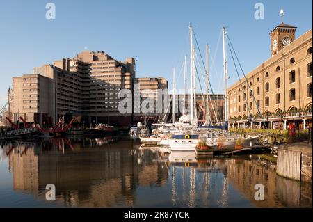 LONDRES, Royaume-Uni - 03 JANVIER 2010 : vue sur St Katharine Docks, un ancien quai et maintenant redéveloppé iavec le Tower Hotel en arrière-plan Banque D'Images