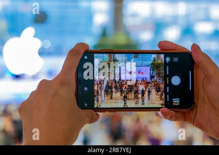 BANGKOK, THAÏLANDE – 03-11-2018: Le tout premier magasin Apple ouvre dans le centre commercial SIAM de luxe de Bangkok. Banque D'Images