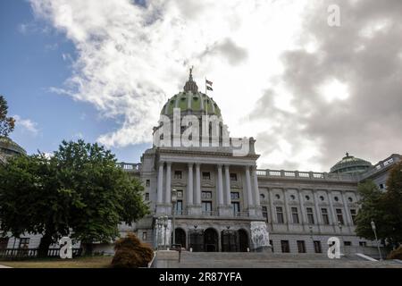 Harrisburg, Vereinigte Staaten. 23rd août 2022. Extérieur du bâtiment principal du Capitole de l'État de Pennsylvanie depuis Third Street à Harrisburg, Pennsylvanie, mardi, 23 août 2022. Crédit : Ron Sachs/CNP/dpa/Alay Live News Banque D'Images