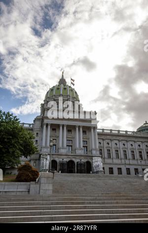 Harrisburg, Vereinigte Staaten. 23rd août 2022. Extérieur du bâtiment principal du Capitole de l'État de Pennsylvanie depuis Third Street à Harrisburg, Pennsylvanie, mardi, 23 août 2022. Crédit : Ron Sachs/CNP/dpa/Alay Live News Banque D'Images