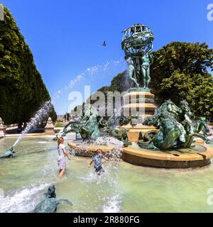 FRANCE. PARIS (75) 6TH ARRONDISSEMENT. JARDIN DU LUXEMBOURG. LES ENFANTS JOUENT PENDANT LA VAGUE DE CHALEUR À 38°C DANS LA FONTAINE DES QUATRE PARTIES DU MONDE DANS LE G Banque D'Images