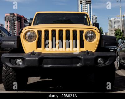 Minsk, Bélarus, juin 2023 - vue de face de Jeep Wrangler jaune Banque D'Images