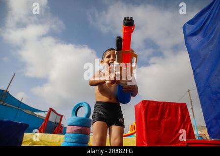 Gaza, Palestine. 19th juin 2023. Les enfants palestiniens profitent de jeux aquatiques pendant les vacances d'été à Gaza, à 19 juin 2023. Le parc aquatique pour enfants a été ouvert cet été pour la première fois à Gaza. Photo de Habboub Ramez/ABACAPRESS.COM crédit: Abaca Press/Alay Live News Banque D'Images