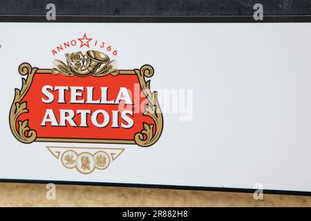 Bordeaux , Aquitaine France - 06 06 2023 : Stella Artois bière publicité du logo belge et du texte de marque sur l'entrée murale du pub Banque D'Images