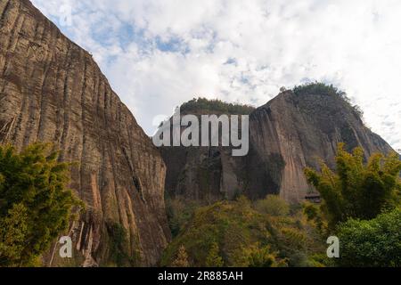 Gros plan sur les formations rocheuses bordant la rivière Nine Bend ou Jiuxi à Wuyishan ou le Mont wuyi région pittoresque à Wuyi Chine dans la province de fujian, coucher de soleil ciel avec Banque D'Images