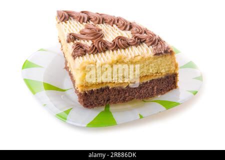 Morceau de gâteau au chokolate sur une assiette isolée sur fond blanc Banque D'Images