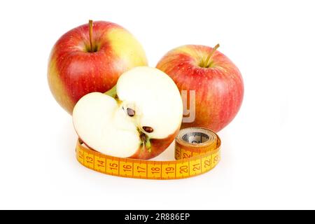 Pomme mûre rouge isolée sur blanc avec du ruban de mesure. Concept de régime excellent Banque D'Images