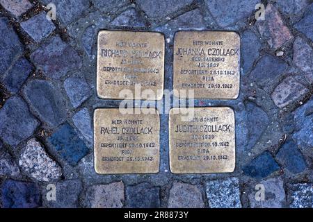 Pierres d'achoppement de l'artiste de Cologne Gunter Demnig à la mémoire des compatriotes juifs assassinés par le régime nazi dans le troisième Reich, Berlin, Allemagne Banque D'Images