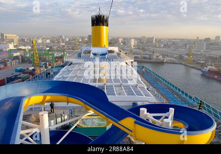 Sur le pont du bateau de croisière Costa Serena, dans le port de Casablanca Maroc, le bateau de croisière Costa Serena Banque D'Images
