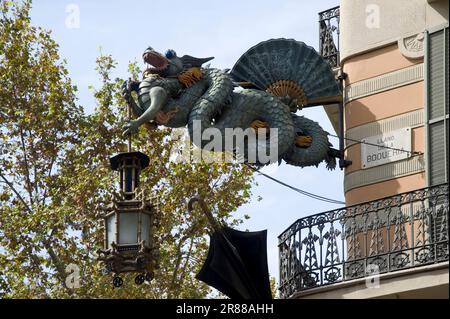 Statue du dragon, Casa Bruno Quadras, ancienne usine de parapluies, Barcelone, Catalogne, Espagne Banque D'Images