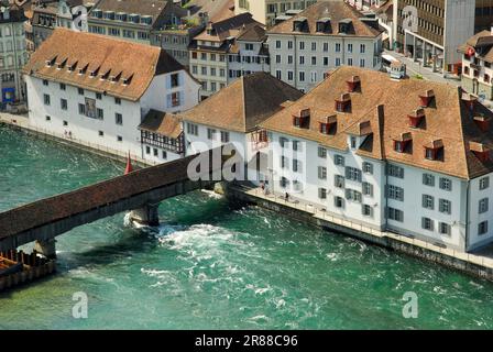 Pont de la Seuer au-dessus de la Reuss, pont de la Seuer, pont de la Seuer, pont en bois couvert, pont en bois, Lucerne, Suisse Banque D'Images