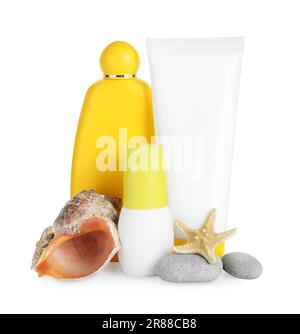 Différents produits de bronzage, seashell, étoiles de mer et pierres sur fond blanc Banque D'Images