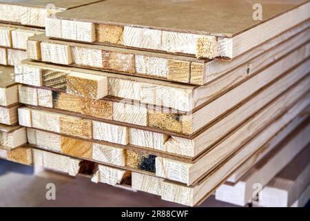 Pile de panneaux blocs en bois et en MDF dans l'entrepôt de menuiserie. Pièces de portes dans l'atelier de l'usine de fabrication Banque D'Images