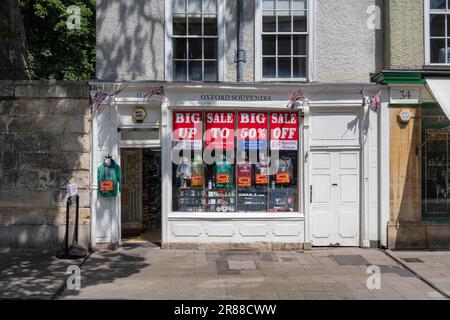 Boutique de souvenirs traditionnelle avec des articles de Grande-Bretagne dans la vieille ville d'Oxford, Oxfordshire Angleterre, Grande-Bretagne Banque D'Images