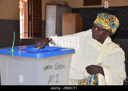 Bamako, Mali. 18th juin 2023. Une femme lance son bulletin de vote dans un centre de vote à Bamako, capitale du Mali, 18 juin 2023. Le vote pour le référendum constitutionnel a commencé dimanche matin au Mali. Les résultats provisoires devraient être annoncés dans 72 heures. Les élections présidentielles au Mali sont prévues pour février 2024. Credit: Habib Kouyate/Xinhua/Alay Live News Banque D'Images