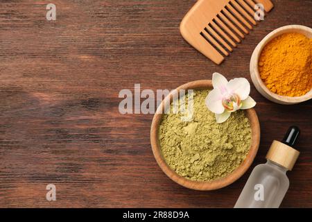 Composition de la couche plate avec henné et poudre curcuma sur table en bois, espace pour le texte Banque D'Images