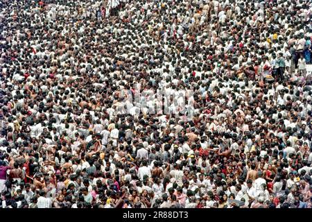 Saupoudrer de Brahmma theertham (eau sacrade) au peuple pendant le festival de Mahamakham à Kumbakonam, Tamil Nadu, Inde, Asie Banque D'Images