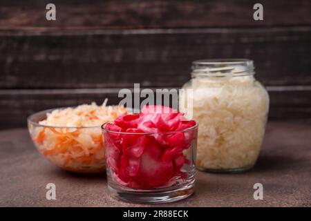 Délicieuse choucroute préparée selon différentes recettes sur table brune Banque D'Images