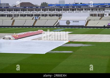 Une vue générale d'Edgbaston comme de fortes chutes de pluie et des piscines d'eau sur le bord des couvertures devant le LV= Insurance Ashes First Test Series jour 5 Angleterre / Australie à Edgbaston, Birmingham, Royaume-Uni, 20th juin 2023 (photo par Craig Thomas/News Images) Banque D'Images