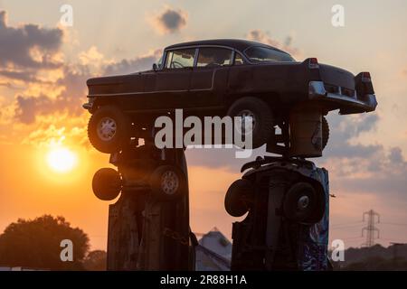 Photo non datée de l'installation de Carhenge Glastobury par l'artiste Joe Rush, sur le site du festival Glastonbury à Carhenge Farm, dans le Somerset. Composée de 24 voitures d'époque érigées au centre du festival, l'installation émule l'ancienne structure en pierre de Stonehenge. Date de publication : mardi 20 juin 2023. Banque D'Images