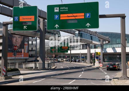 Train suspendu, Skytrain, aéroport de Düsseldorf, Düsseldorf, Rhénanie-du-Nord-Westphalie, Allemagne Banque D'Images