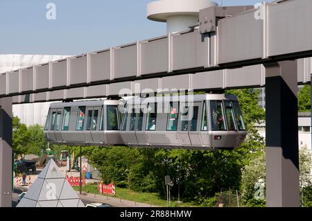 Train suspendu, Skytrain, aéroport de Düsseldorf, Düsseldorf, Rhénanie-du-Nord-Westphalie, Allemagne Banque D'Images