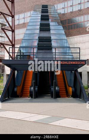 Centre des visiteurs, monument industriel de la mine de charbon Zollverein, Essen, région de la Ruhr, Rhénanie-du-Nord-Westphalie, Allemagne, Route du patrimoine industriel, Escalator Banque D'Images