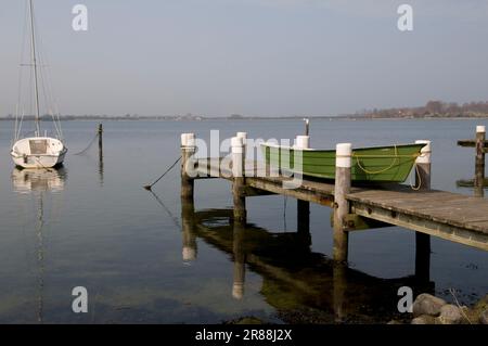 Bateau sur la jetée, village de pêcheurs, Schlei, Maasholm, Schleswig-Holstein, Allemagne Banque D'Images