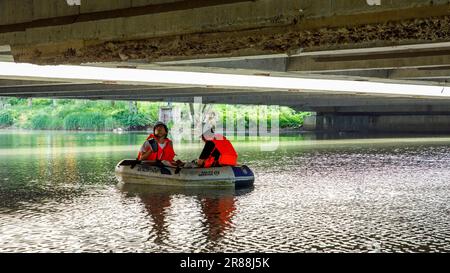 Les inspecteurs de pont inspectent un pont dans la ville de Lianyungang, province du Jiangsu, dans l'est de la Chine, le 20 juin 2023. Banque D'Images