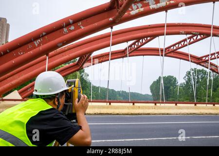 Les inspecteurs de pont inspectent un pont dans la ville de Lianyungang, province du Jiangsu, dans l'est de la Chine, le 20 juin 2023. Banque D'Images
